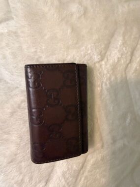 Gucci brown Guccissima leather key case.